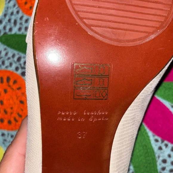 Chie Mihara Hellin Cream Flats with Gold Detail - Picture 8 of 11